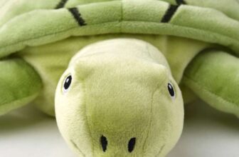 BLÅVINGAD Soft toy Turtle / Stolthet Bamboo chopping board / Stirling Vase (IKEA family member price)