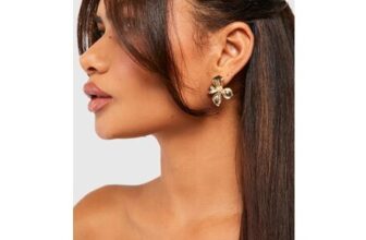 Boohoo Polished Flower Stud Earring