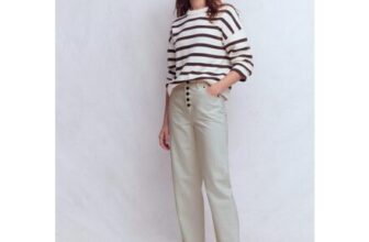 Exposed Button Straight Jeans