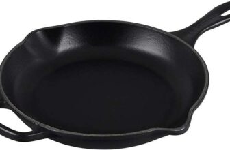 LE CREUSET Signature Enamelled Cast Iron Skillet Frying Pan with Helper Handle and Two Pouring Lips, 23 cm, Matte Black