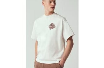 Nike Solo Swoosh Graphic Back Print T-Shirt in Beige