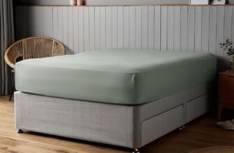 Silentnight Supersoft Natural Fitted Sheet – Cosy & Comfortable Delicate Touch – Luxurious Easy Care Microfibre with Elasticated Corners – Stylish & Modern Mattress Fitted Sheet, King Bed, Sage Green