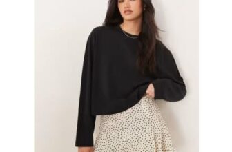 ASOS DESIGN Long Sleeve Boxy Cropped T-Shirt in Black