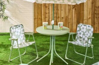 OHS Kids Daisy Print Bistro Set with Parasol – Sage/White