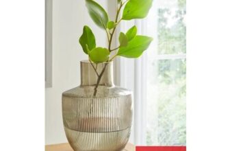 The Very Collection Ribbed Run Vase – Green