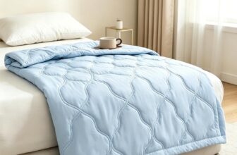 Cooling Blanket for Night Sweats, 100 x150cm Breathable Lightweight Ice Blanket for Summer Hot Sleepers and Night Sweat Cooler for Office Travel Bed (Blue)