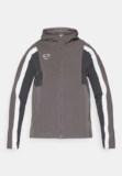 Mens Nike Performance Water-Repellant Windbreaker Jacket – Grey / Red – Sizes S – XXL w/Code – Spend £35 for Free Delivery