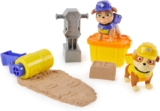 Rubble & Crew, Rubble and Mix Action Figures Set, with 85.05g of Kinetic Build-It Sand and 2 Handheld Building Toys, Kids Toys for ages 3 and up